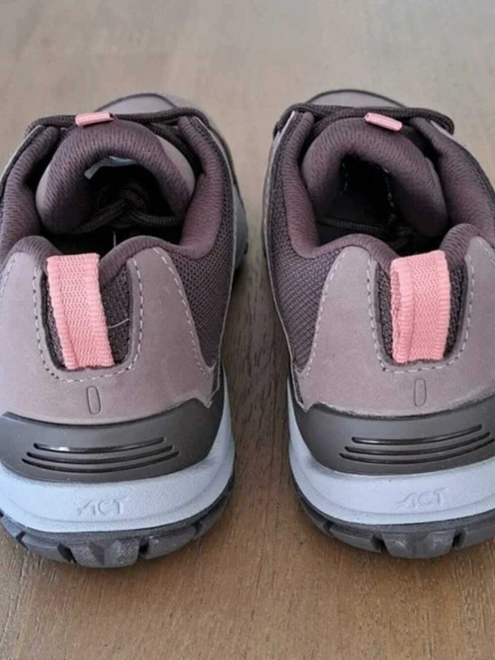 Oboz Sypes Low Leather WP Hiking Shoes - Color: Peppercorn - Size: Women's 7 - Picture 3 of 9